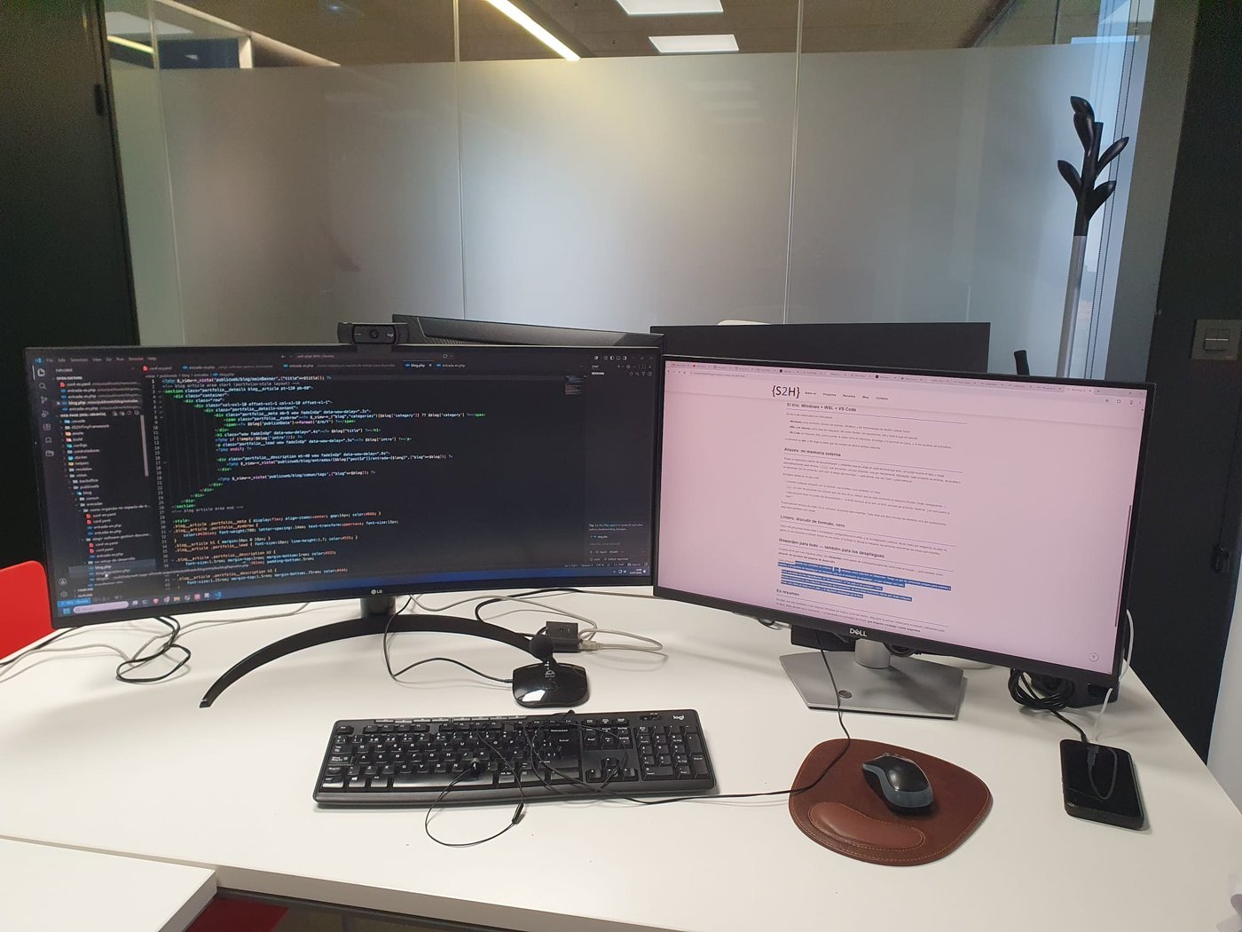 Mi despacho real: monitor ultrapanorámico curvo y segundo monitor, movidos por un Minisforum HX90